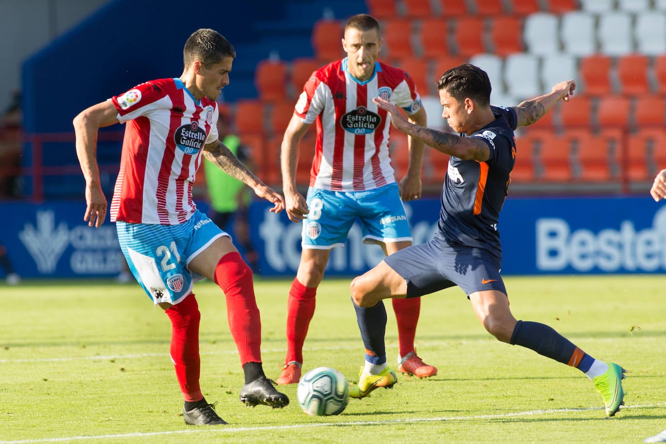 Partido entre rivales directos por la permanencia en el Anxo Carro de Lugo que corresponde a la jornada 35 de LaLiga Smartbank.