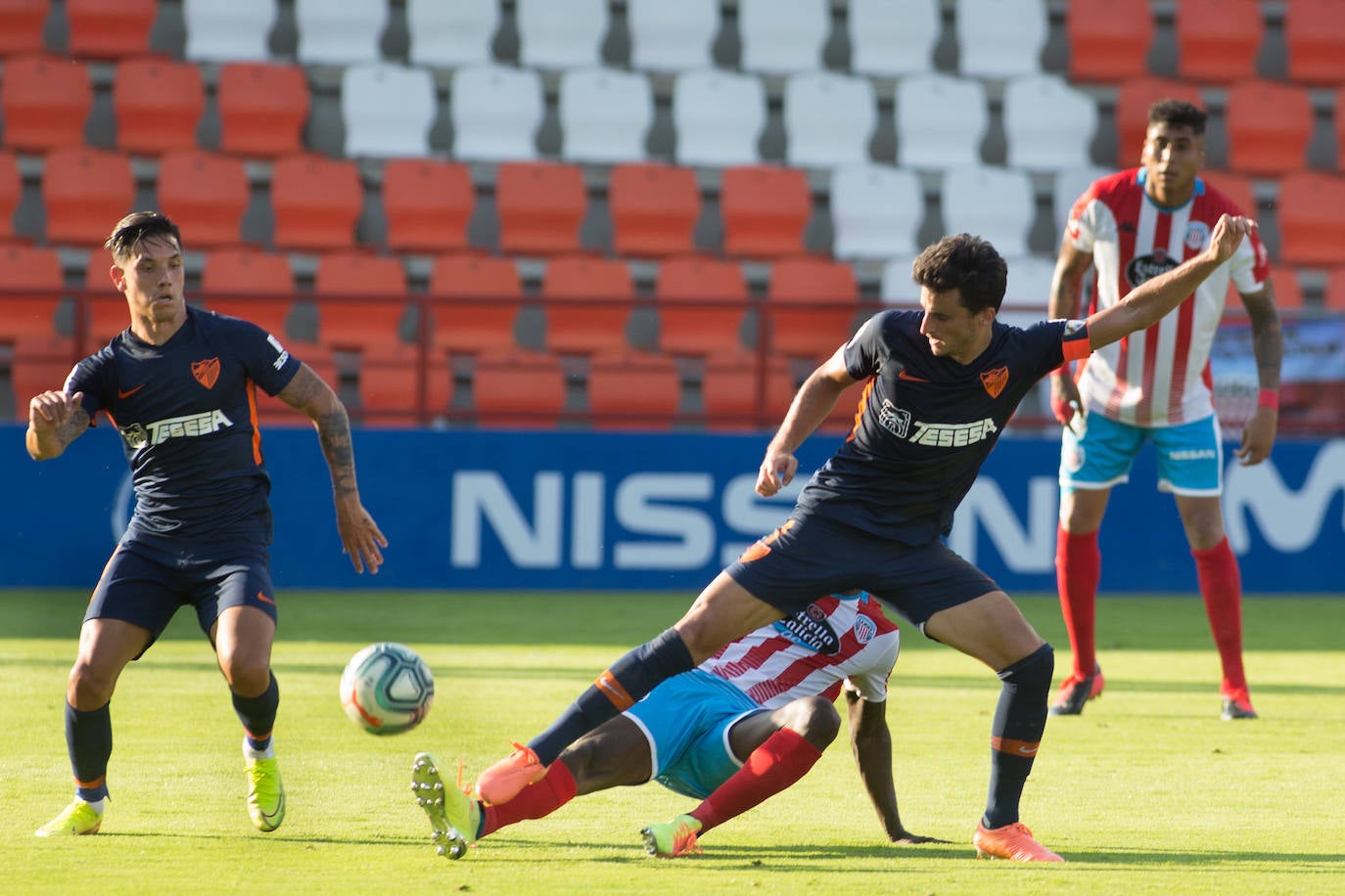 Partido entre rivales directos por la permanencia en el Anxo Carro de Lugo que corresponde a la jornada 35 de LaLiga Smartbank.