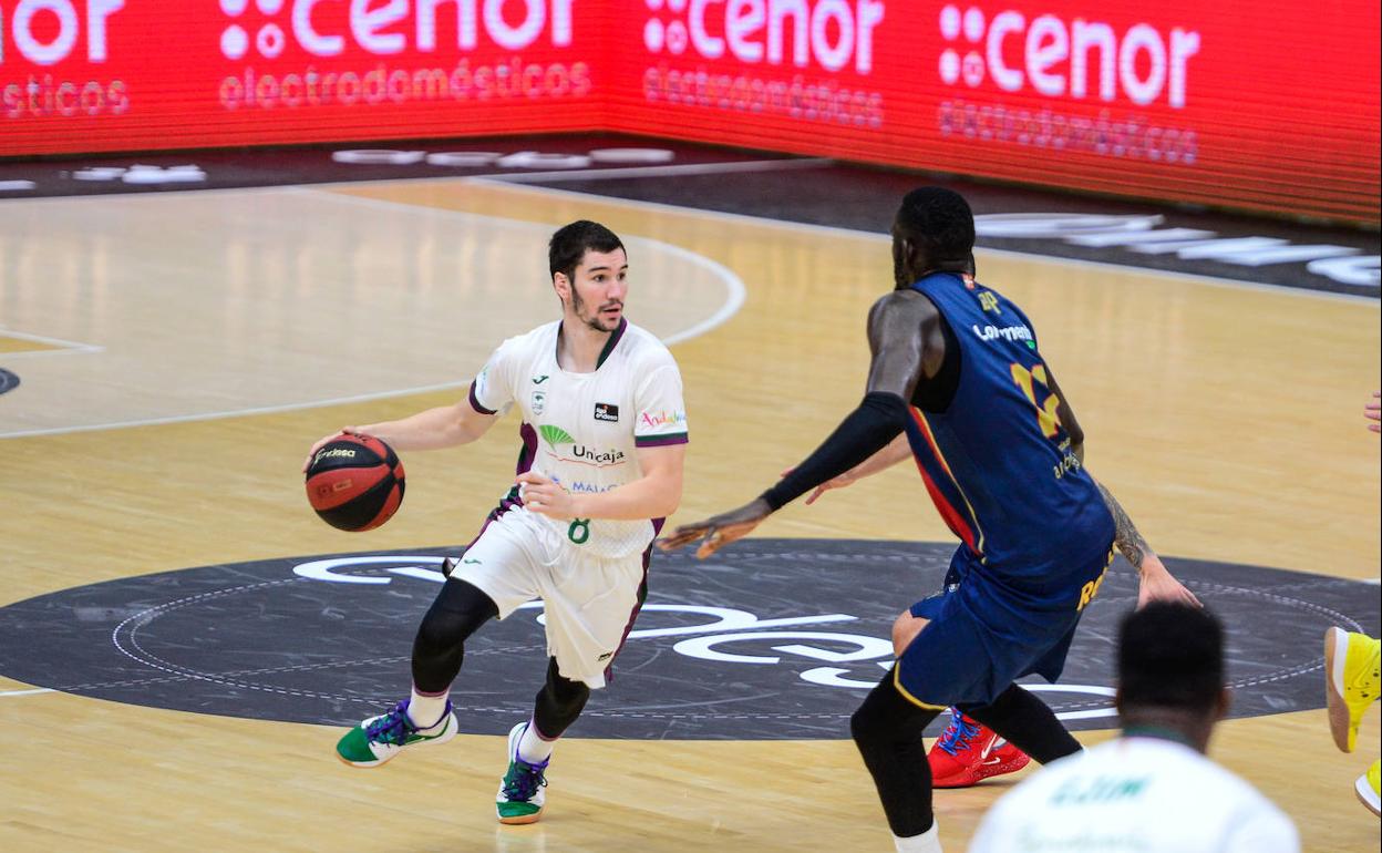 Un avance de Brizuela, defendido por dos jugadores. 