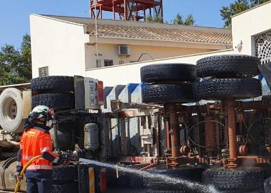 Imagen secundaria 1 - Arriba, trabajos para retirar los escombros de la acerca y la calzada; abajo a la izquierda, los bomberos echando agua para evitar que se incendiara el combustible derramado sobre la vía; y a la derecha, la parte delantera del vehículo accidentado. 