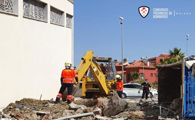 Imagen principal - Arriba, trabajos para retirar los escombros de la acerca y la calzada; abajo a la izquierda, los bomberos echando agua para evitar que se incendiara el combustible derramado sobre la vía; y a la derecha, la parte delantera del vehículo accidentado. 