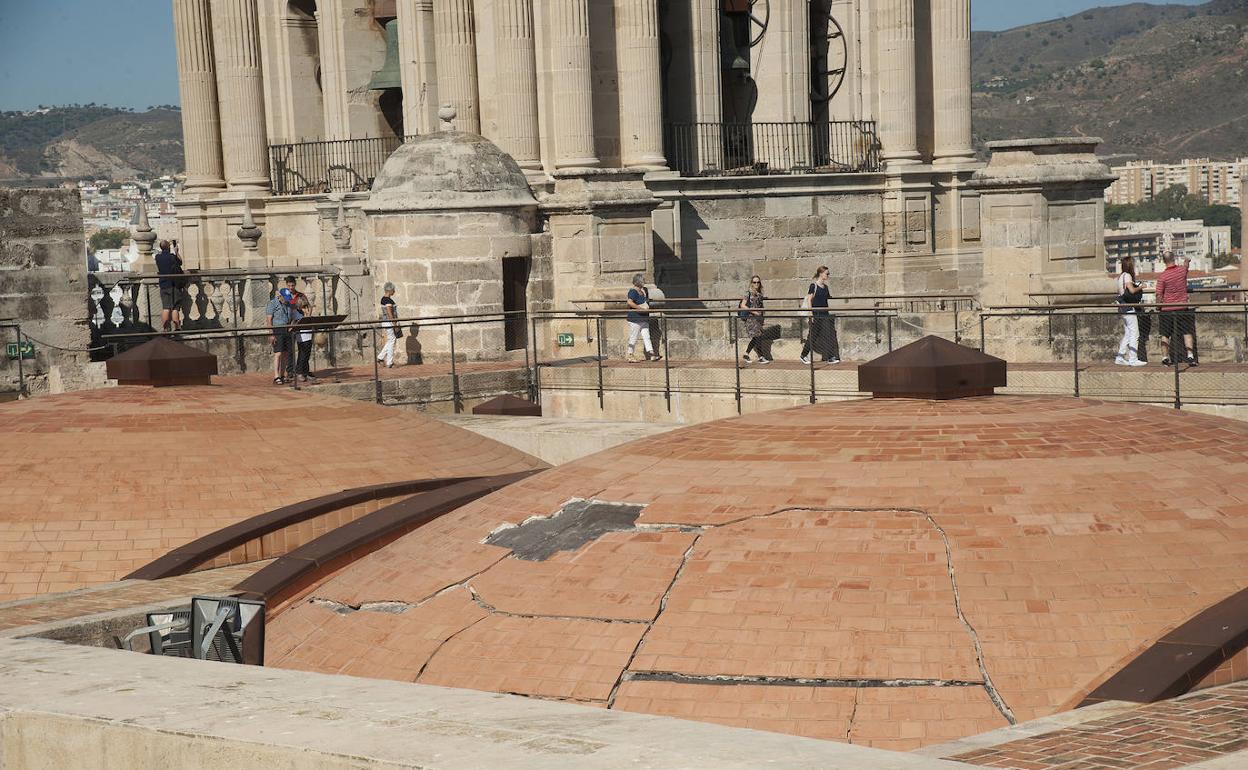 Grietas en la 'segunda piel' de ladrillos que se aplicó a las bóvedas hace una década. 