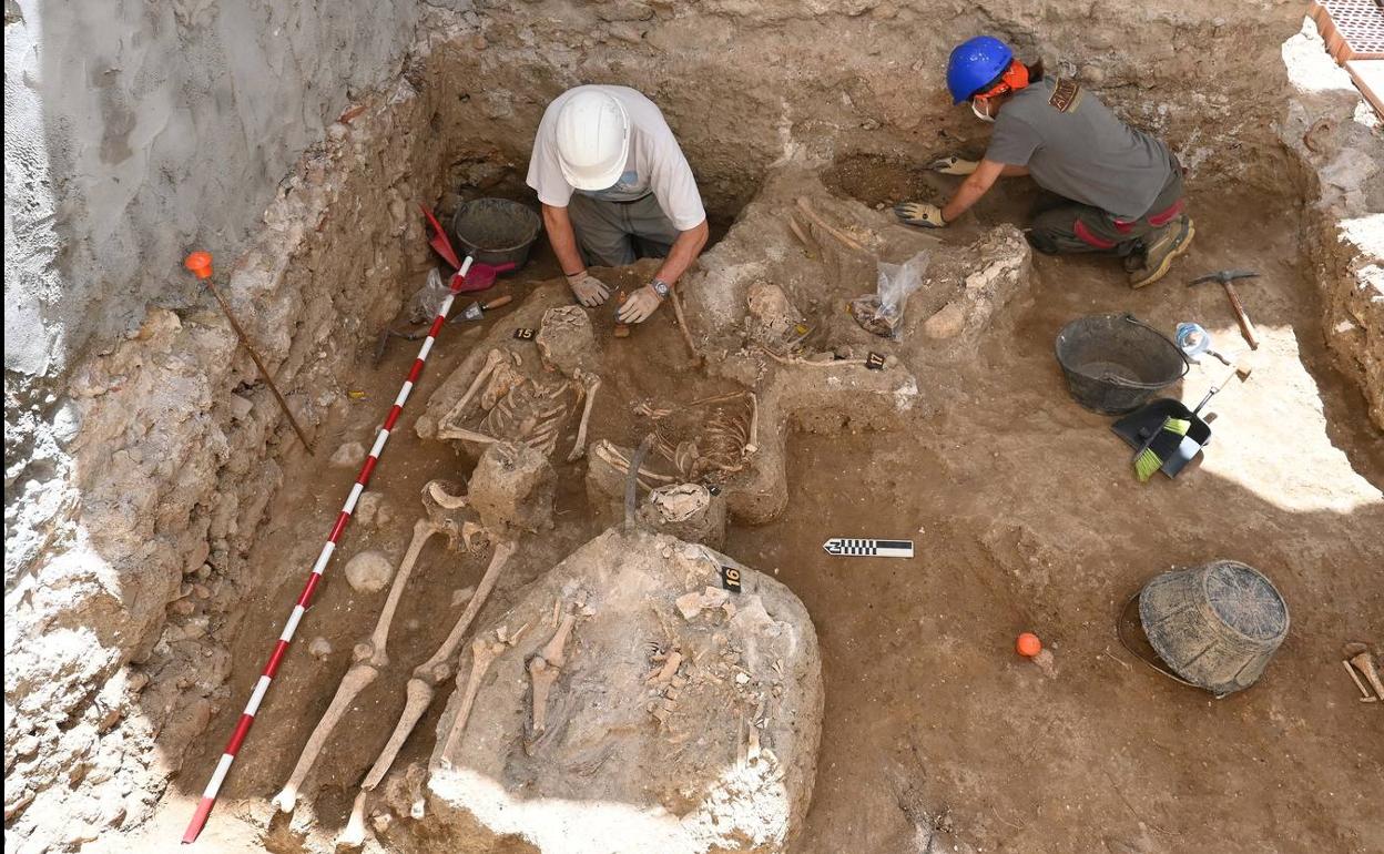 Dos miembros del equipo de arqueólogos trabajan en la excavación
