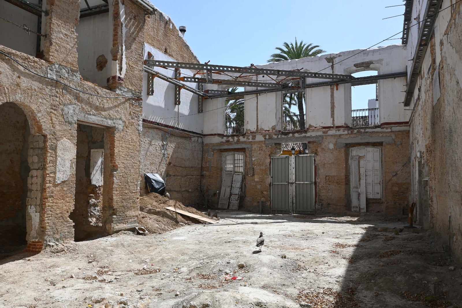 Los trabajos de cimentación en el antiguo hotel La Fonda dejan al descubierto datos desconocidos de la historia de la ciudad 