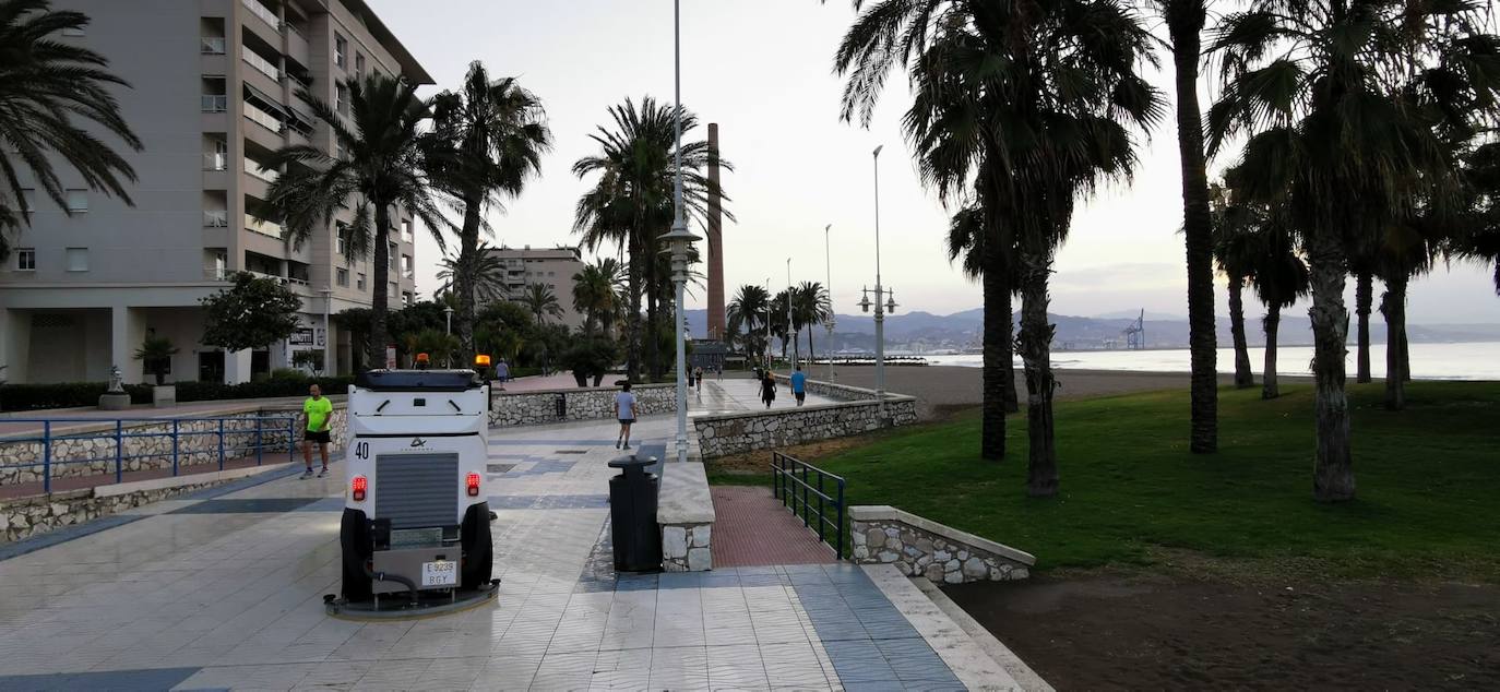 Los malagueños siguieron anoche las recomendaciones de los ayuntamientos y abandonaron las playas antes del anochecer, lo que dejó una imagen insólita en el litoral en una noche como la de San Juan. Esta mañana, la estampa también era distinta a la de otros años: playas limpias y papeleras vacías.