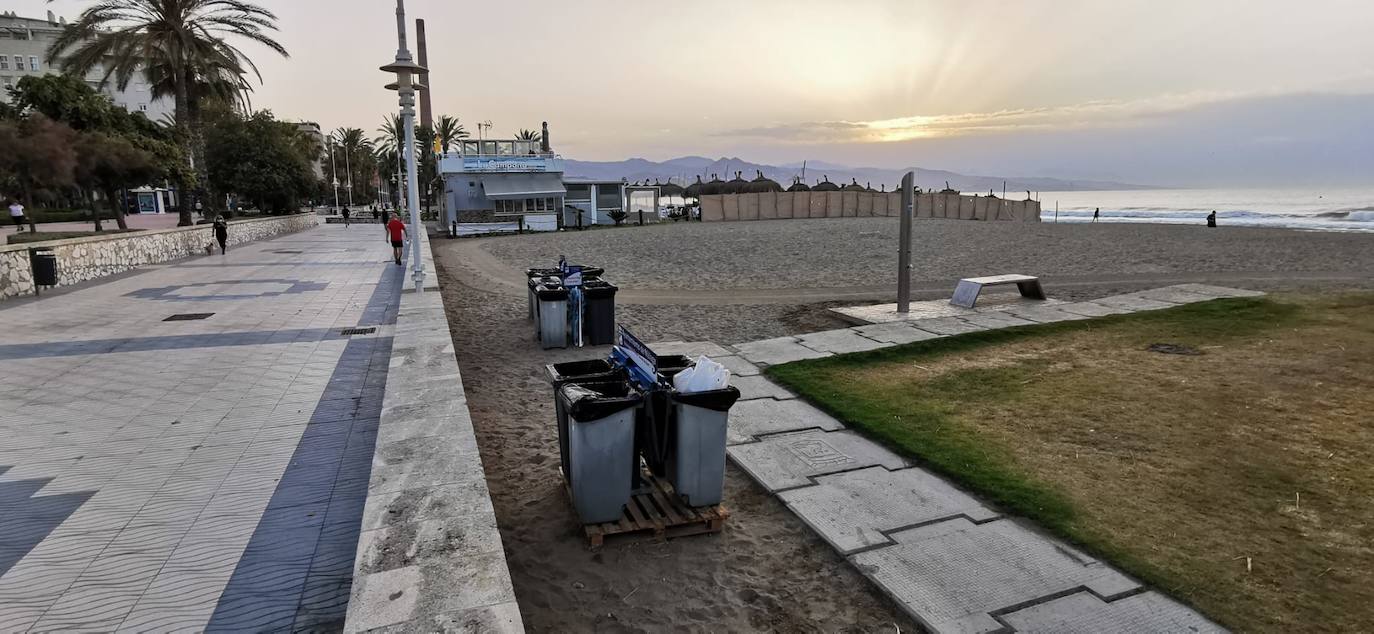 Los malagueños siguieron anoche las recomendaciones de los ayuntamientos y abandonaron las playas antes del anochecer, lo que dejó una imagen insólita en el litoral en una noche como la de San Juan. Esta mañana, la estampa también era distinta a la de otros años: playas limpias y papeleras vacías.