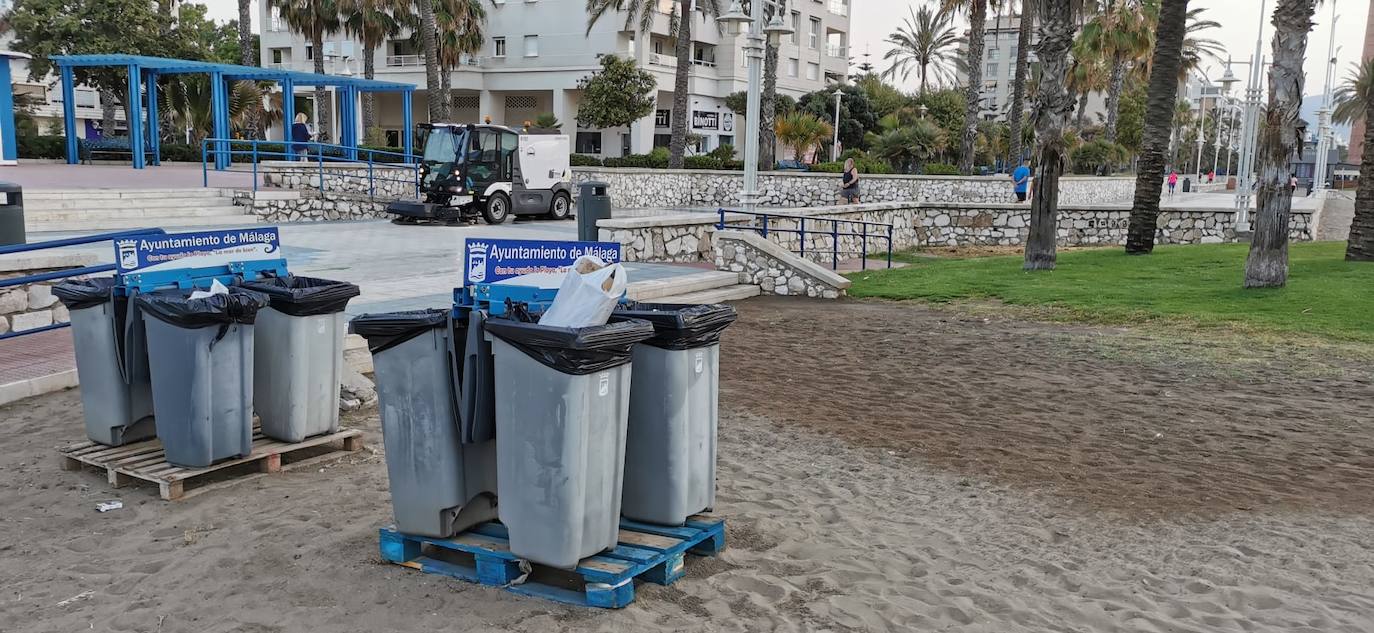 Los malagueños siguieron anoche las recomendaciones de los ayuntamientos y abandonaron las playas antes del anochecer, lo que dejó una imagen insólita en el litoral en una noche como la de San Juan. Esta mañana, la estampa también era distinta a la de otros años: playas limpias y papeleras vacías.