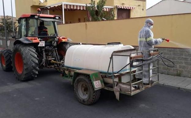 Agricultores colaboran en la desinfección de un municipio