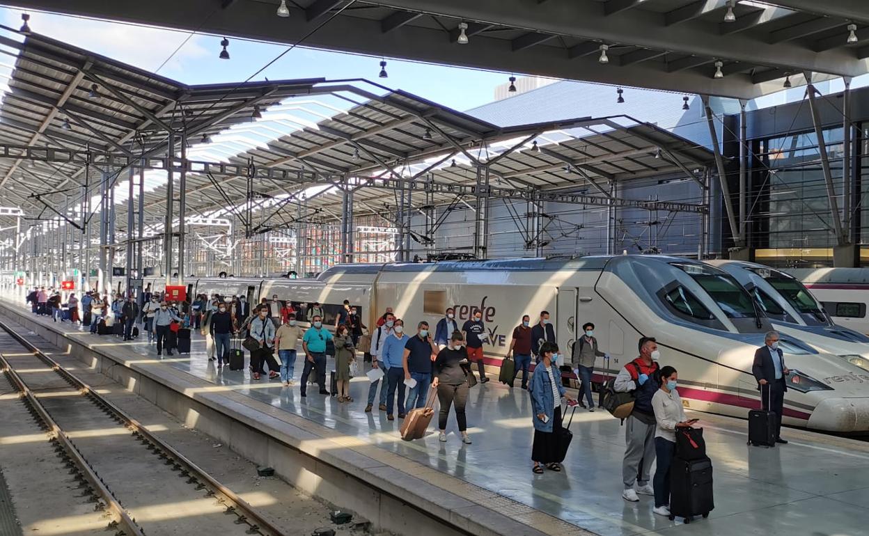 Un AVE lleno a su llegada a la estación María Zambrano de Málaga, procedente de Madrid. 