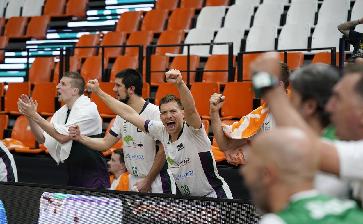 Waczynski, Bouteille y Mekel, celebran exultantes de pie una canasta de su equipo desde el banquillo, en un partido de esta Fase Final Excepcional en Valencia. 