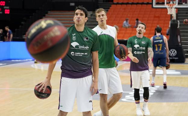 Suárez, Gerun y Adams, en el calentamiento ante el Baskonia. 