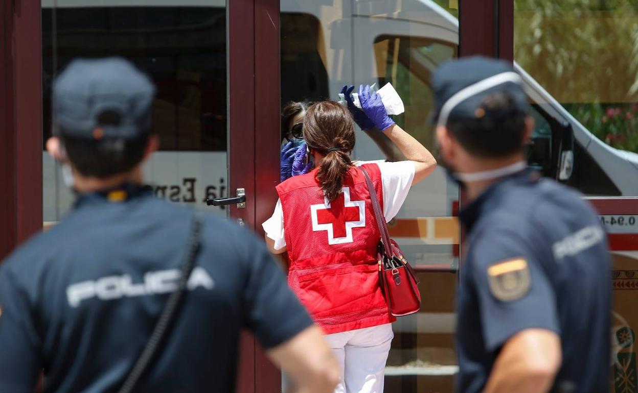 Agentes de la Policía Nacional a las puertas esta mañana del Centro de Acogida de Cruz Roja.