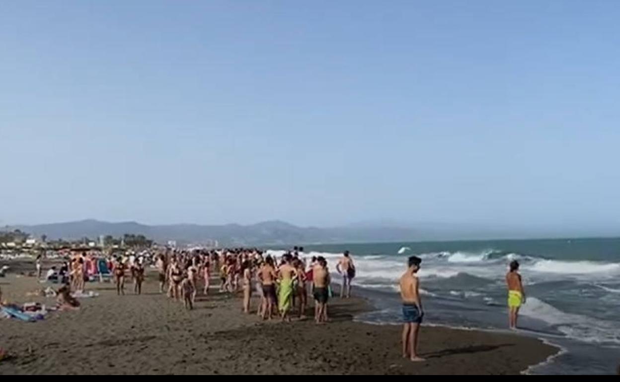 Bañistas fuera de la playa hoy intentando localizar al escualo.