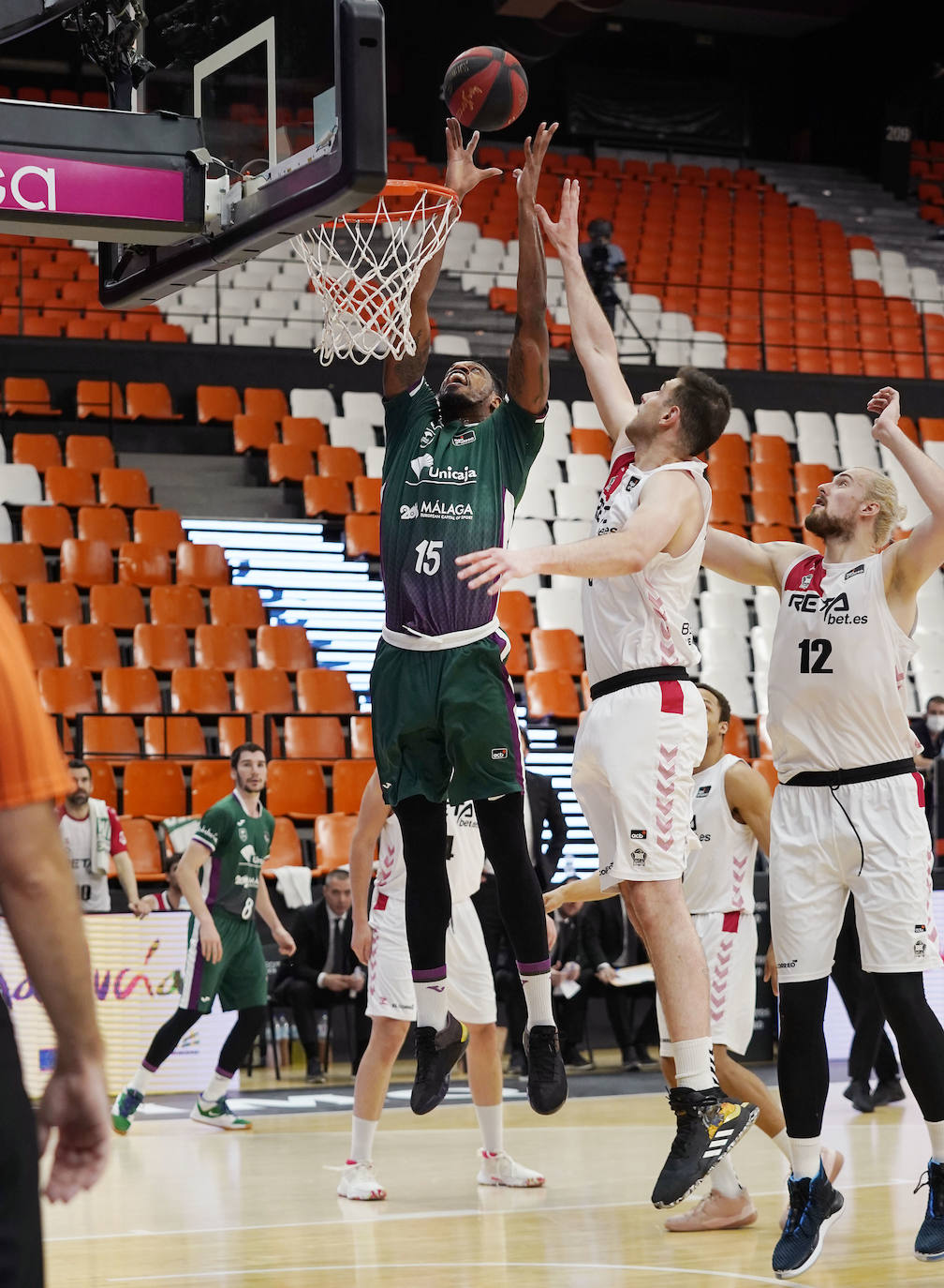 El Unicaja cierra la temporada con un cómodo triunfo ante el Bilbao.