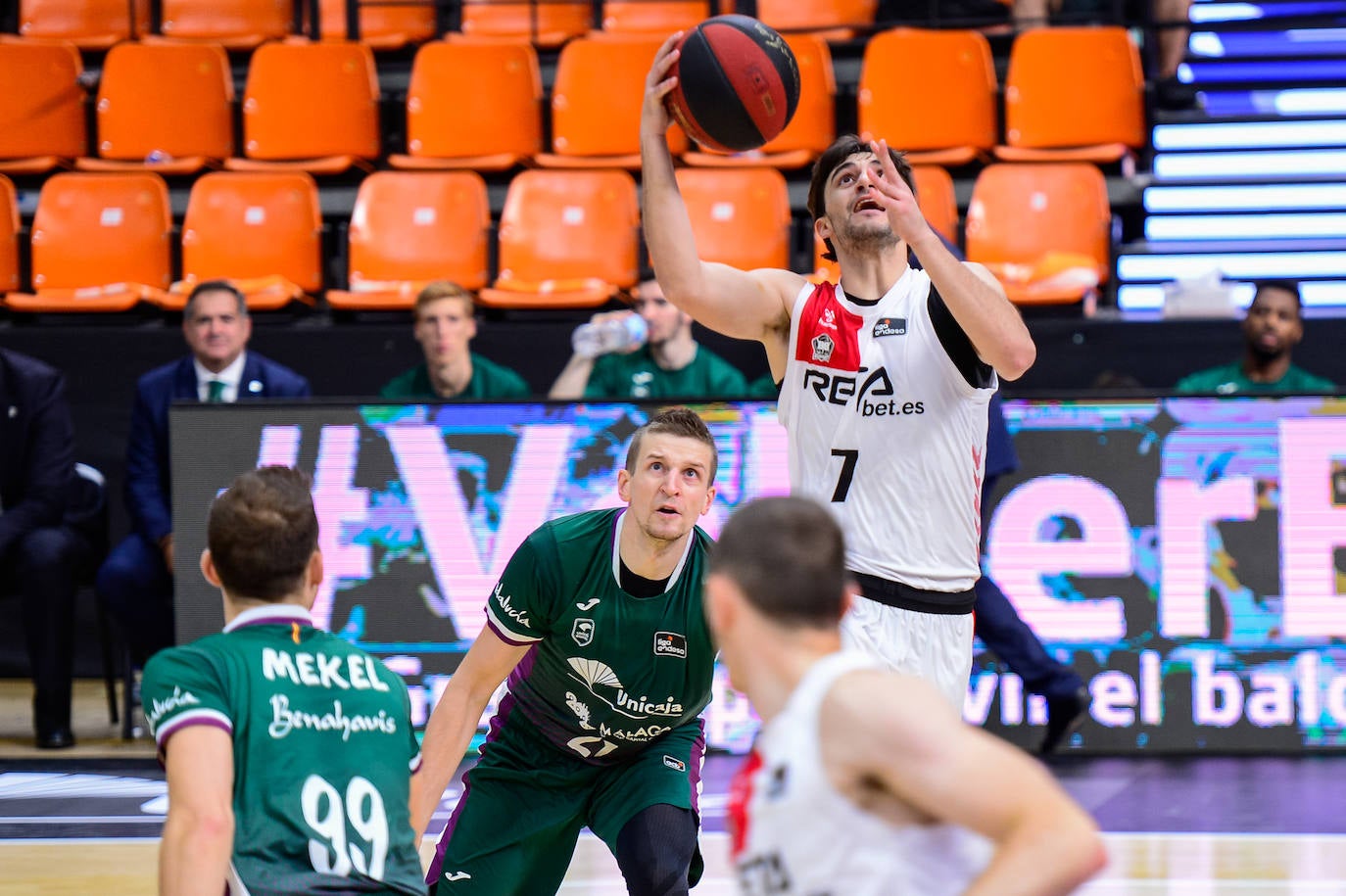El Unicaja cierra la temporada con un cómodo triunfo ante el Bilbao.