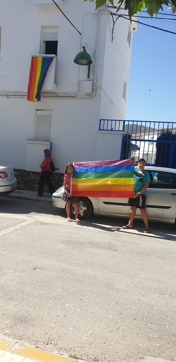 300 banderas LGTBI en Villanueva de Algaidas. 