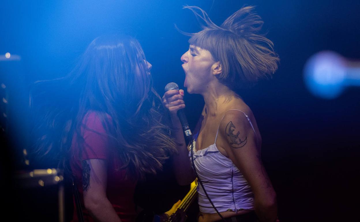 Lore y Cris, durante la actuación en las Fiestas de San Isidro de Madrid, en 2019.