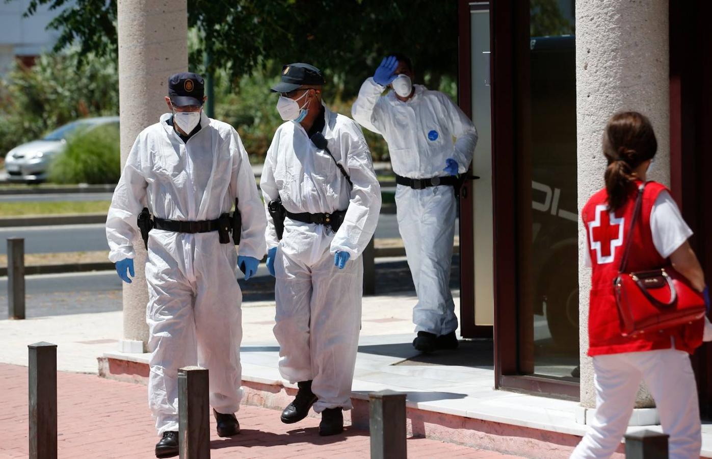 Policías con trajes especiales en los exteriores del centro.