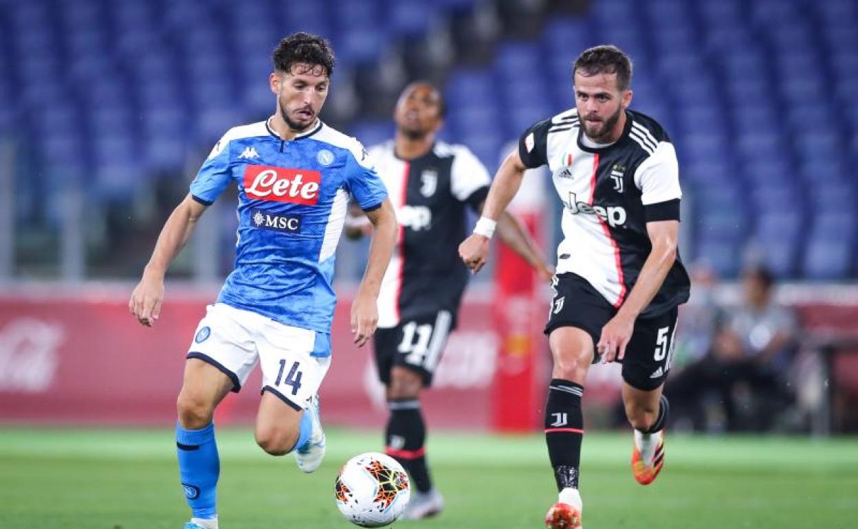 Miralem Pjanic (d), contra el Nápoles en la final de Copa de Italia. 