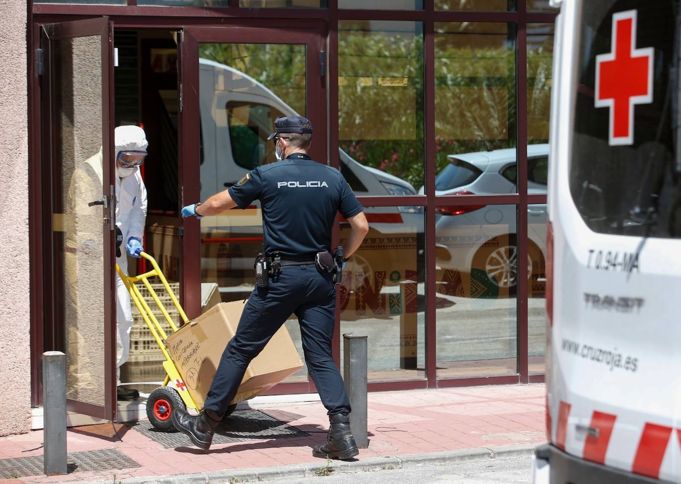 Policías con trajes especiales en los exteriores del centro.