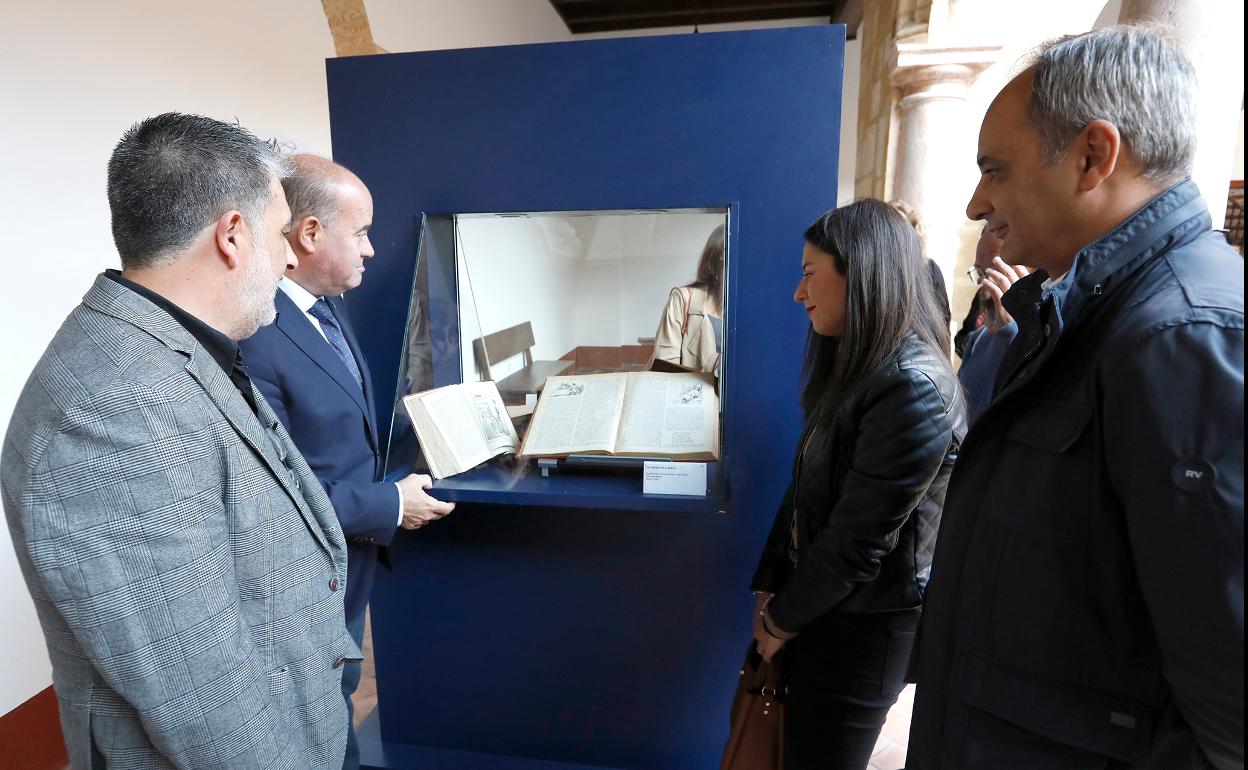 Desde la izquierda, Javier Santos, el alcalde Manuel Barón, la teniente de alcalde Elena Melero y el director de la Biblioteca, Narciso Conde