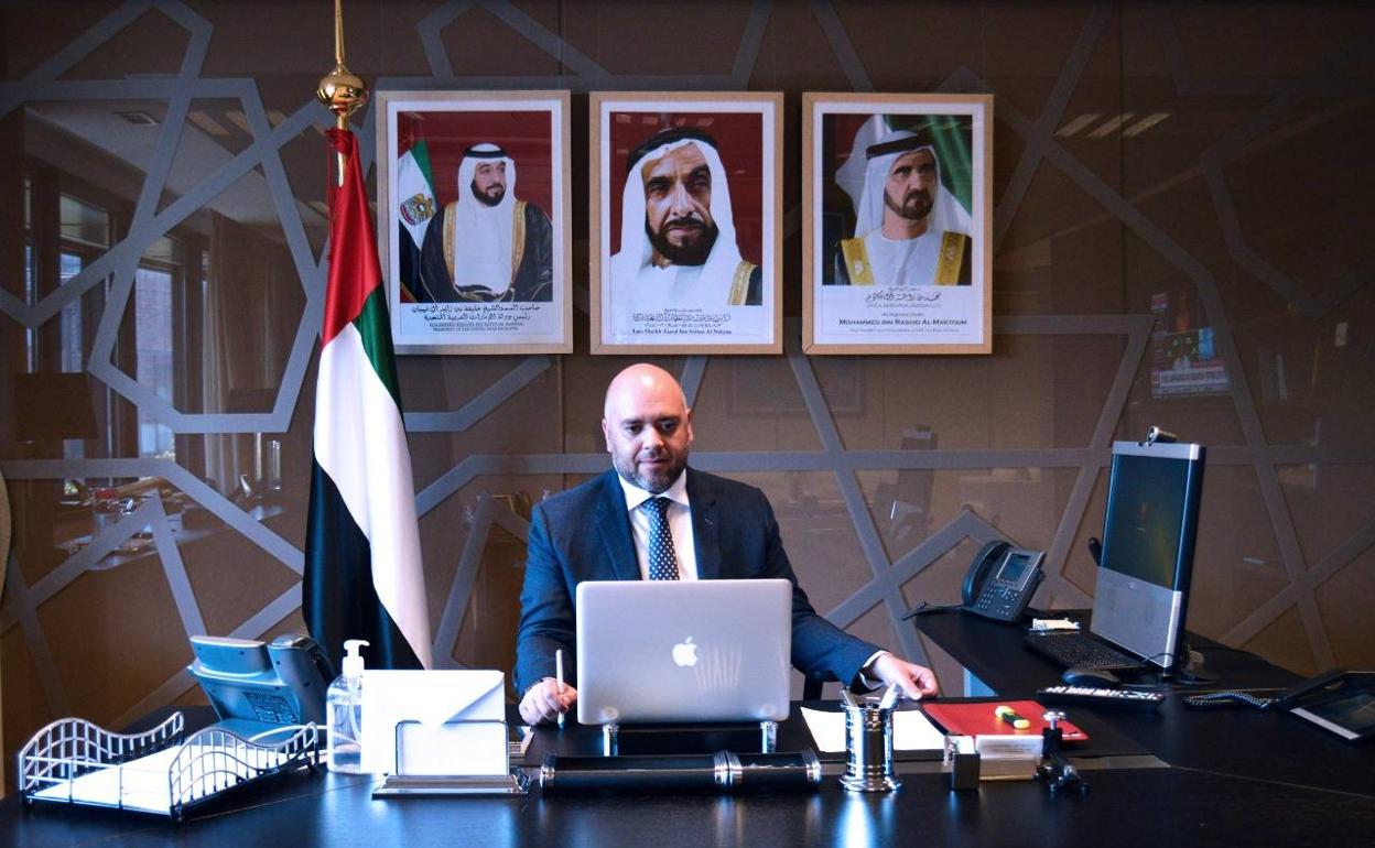 Majid Al Suwaidi, en su despacho en una fotografía remitida por la Embajada