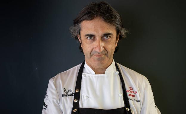 José Carlos García. Agrupa en su local del Muelle Uno su propuesta gastronómica y tapas divertidas en la terraza.