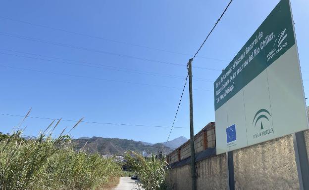 Cartel anunciador de las obras de los pozos del río Chíllar en Nerja. 