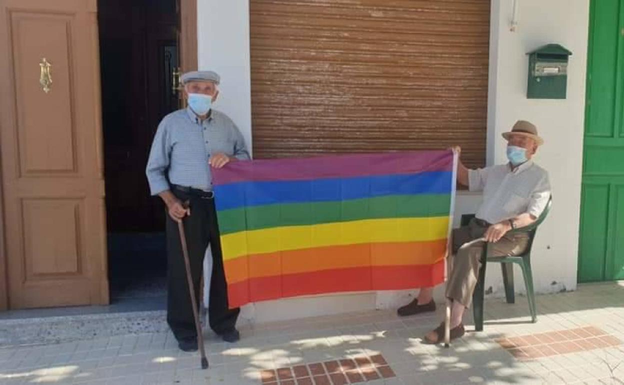 Dos vecinos de Villanueva de Algaidas, con una bandera LGTBI. 