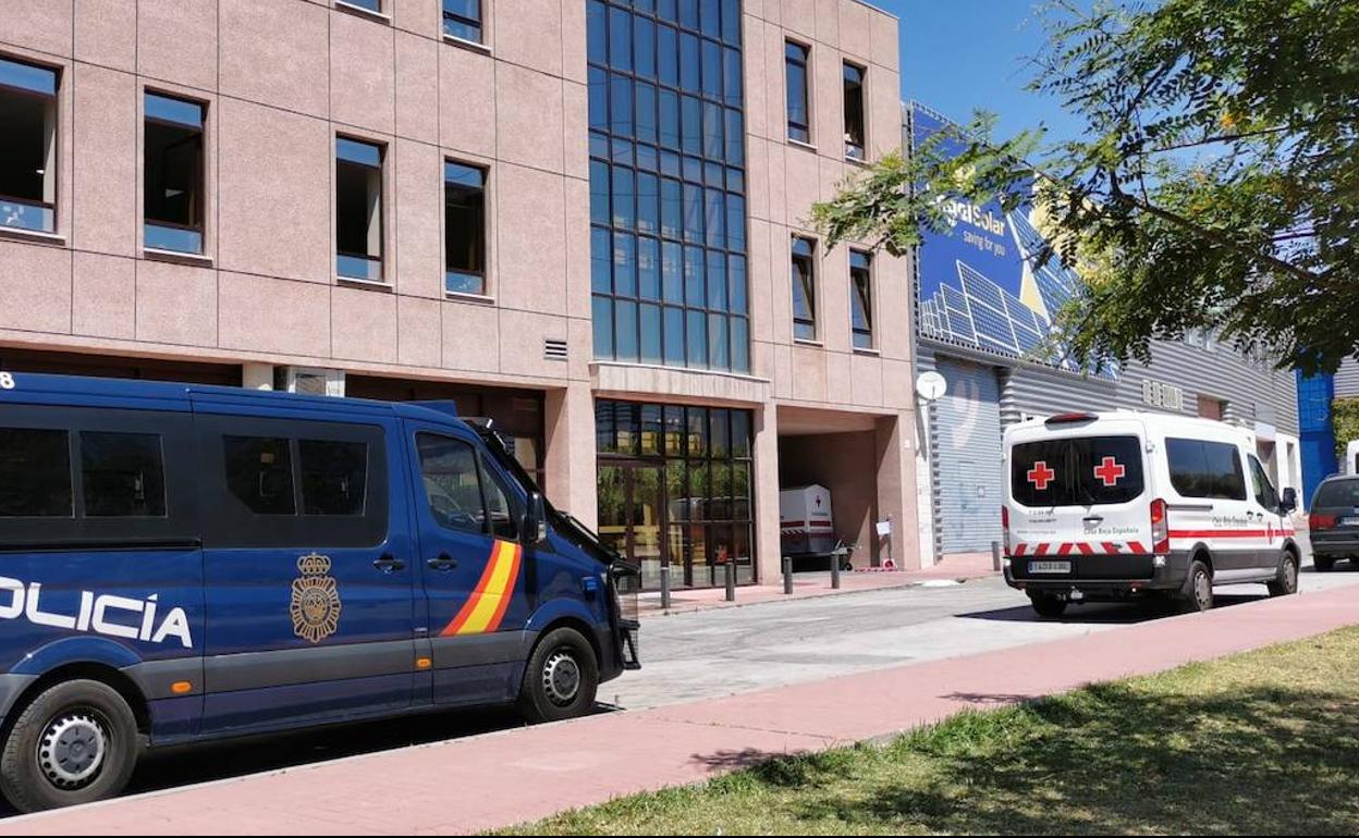 El centro de acogida de la Cruz Roja, en donde se detectó el primer brote, permaneció ayer con vigilancia policial. 