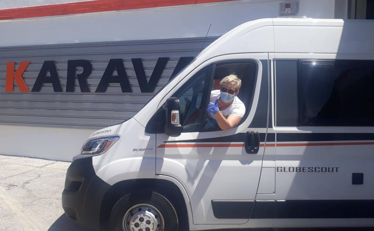 Stephania Melero, justo después de recoger su furgoneta camperizada recién comprada en Málaga.