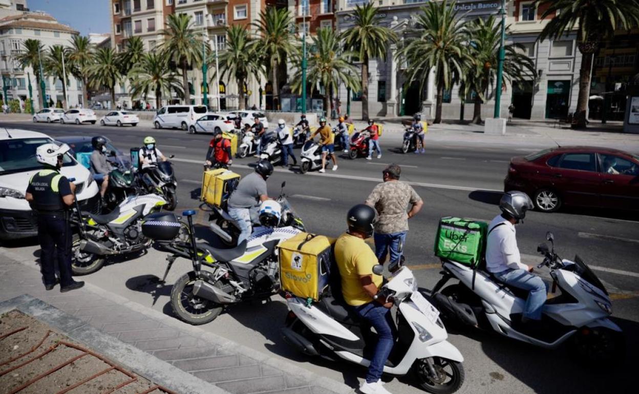 Repartidores concentrados en la plaza de la Marina antes del inicio de la manifestación. 