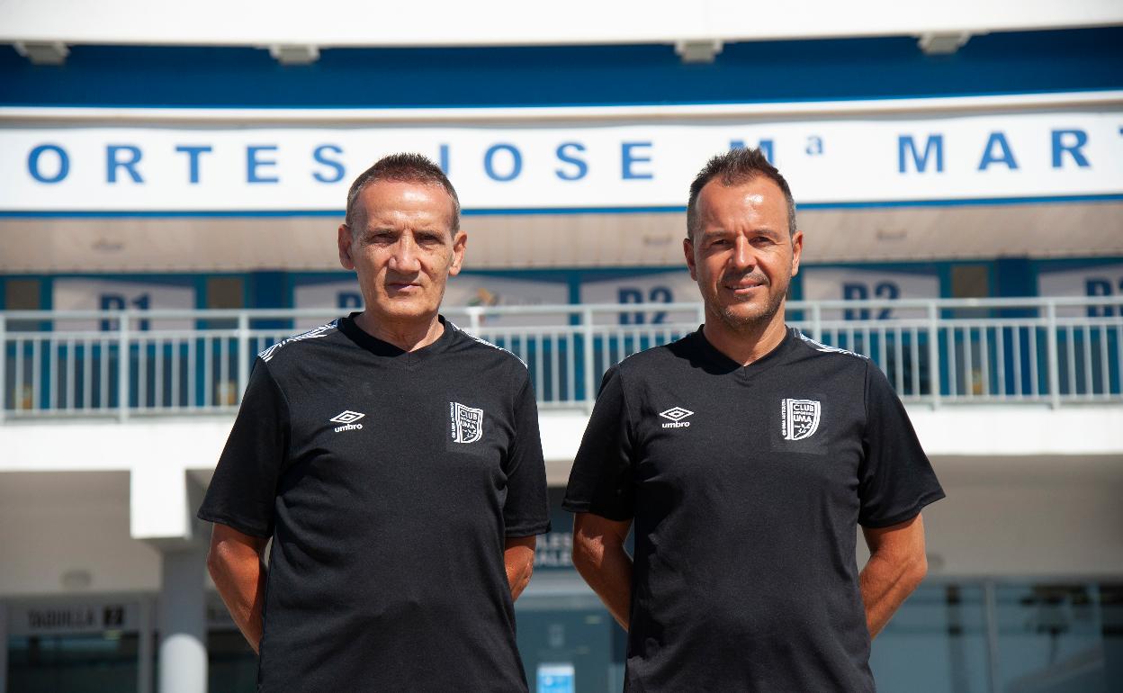 El veterano entrenador del BeSoccer UMA Antequera, junto a Tete, su segundo. 