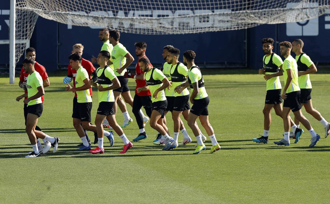 Los jugadores del Málaga, durante un entrenamiento en el Anexo de La Rosaleda.