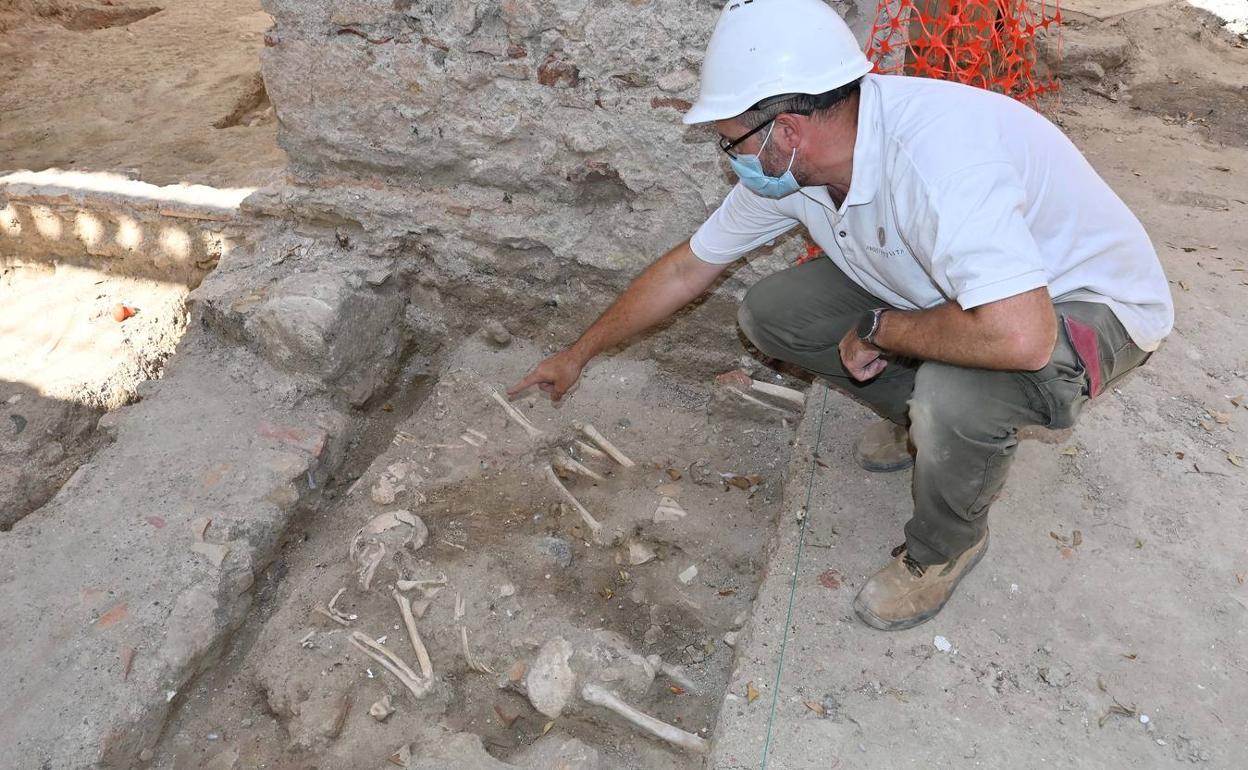 Uno de los arqueólogos junto a parte de los restos hallados