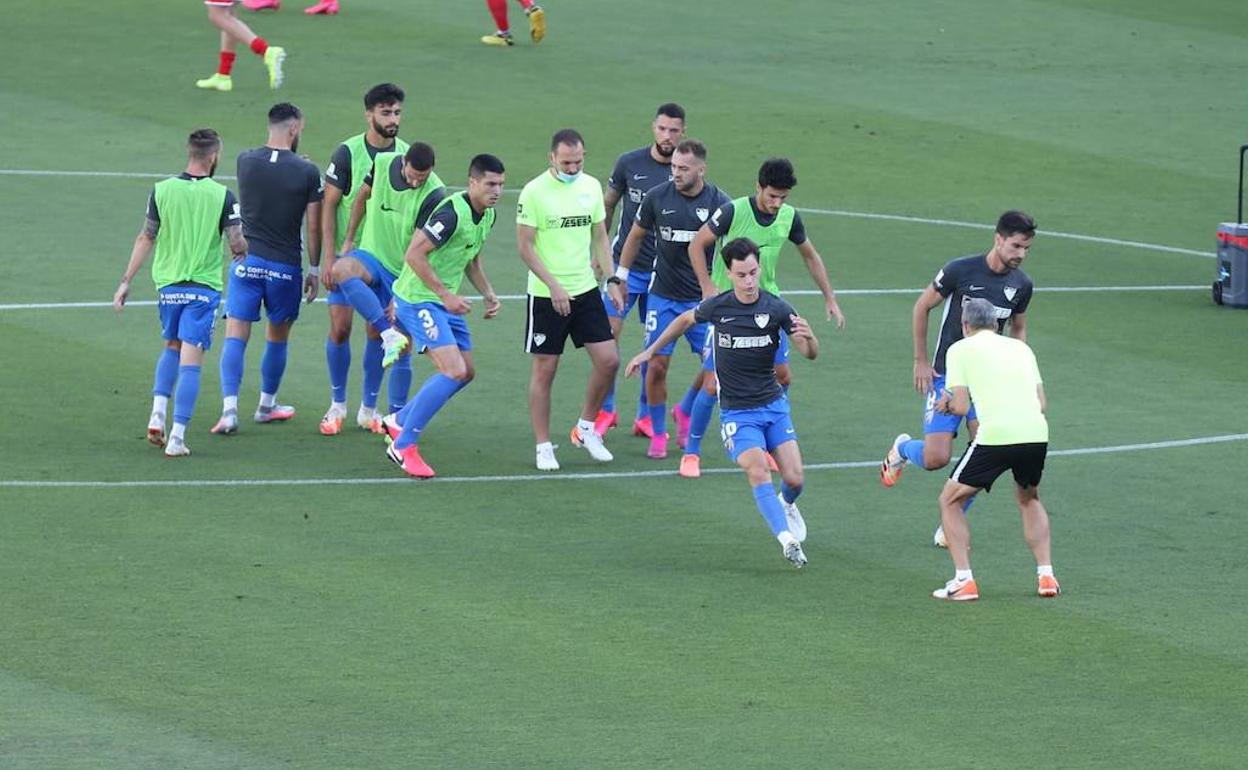 El Málaga, durante el calentamiento previo a jugar contra el Girona el pasado domingo.