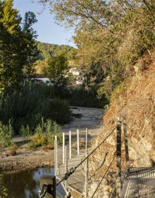 Imagen secundaria 2 - Gracias a estas instalaciones, se evita pasar por el curso del río para ir desde el Puente de San Juan hasta el Prado de la Escribana. El recorrido forma parte de la etapa 27 de la Gran Senda de Málaga.Las pasarelas,que son metálicas, son seguras y cómodas para los senderistas. 