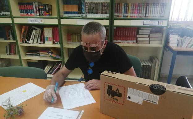 Manuel Arenas durante la recepción de los dispositivos.