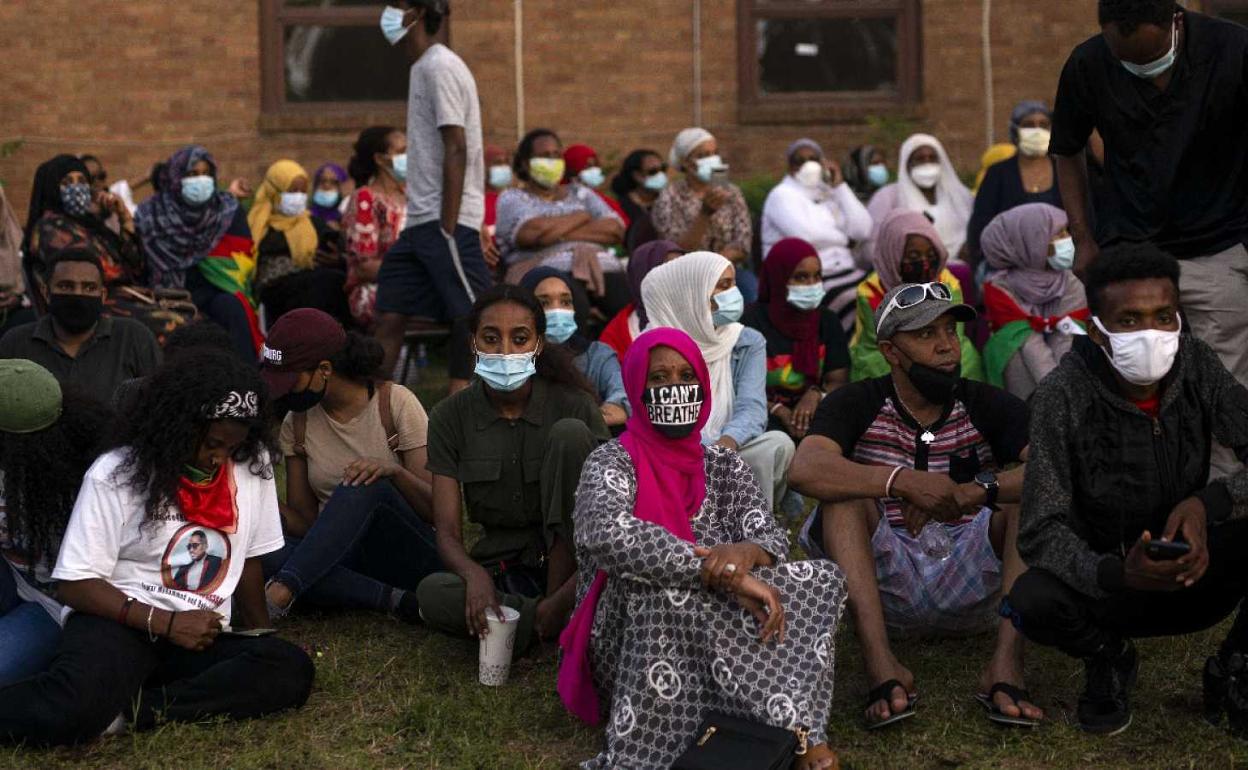 Los ciudadanos protestan en Adís Abeba por el asesinato de Hachalu Hundessa. 