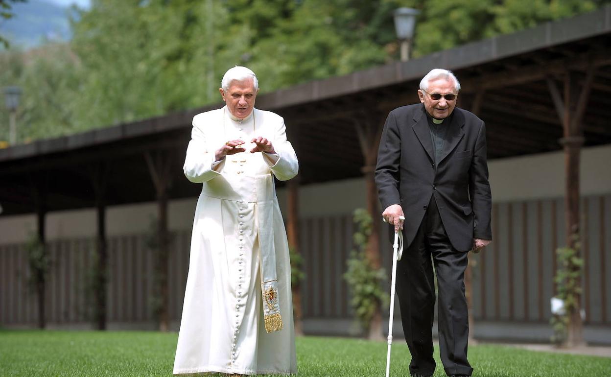 Los dos hermanos paseando, en una imagen de archivo.