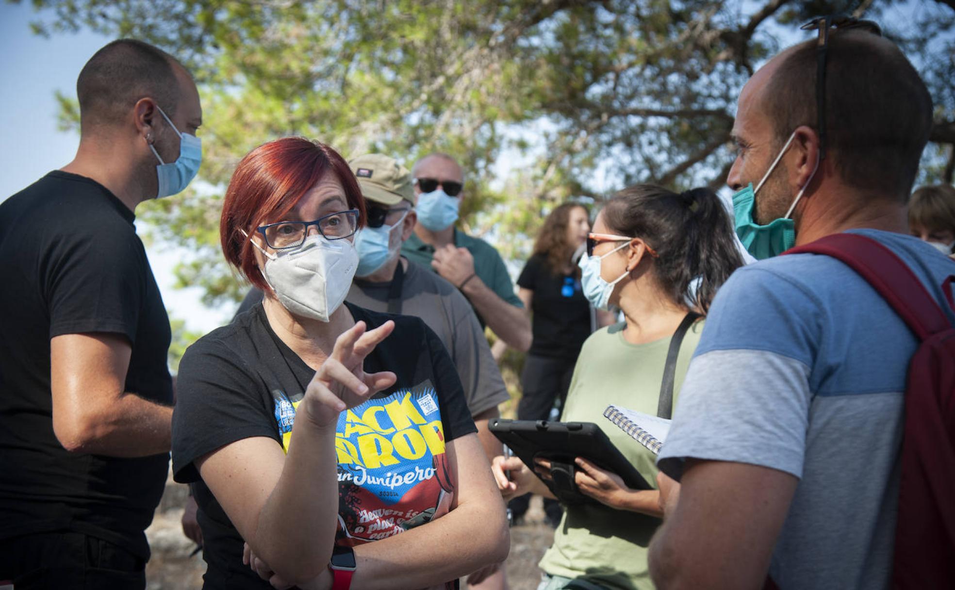 Macarena Astorga da instrucciones a su equipo técnico sobre el tiro de cámara que quiere para una escena. 