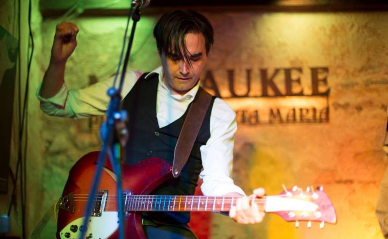 Francisco Eduardo Conde, con su guitarra durante un concierto.