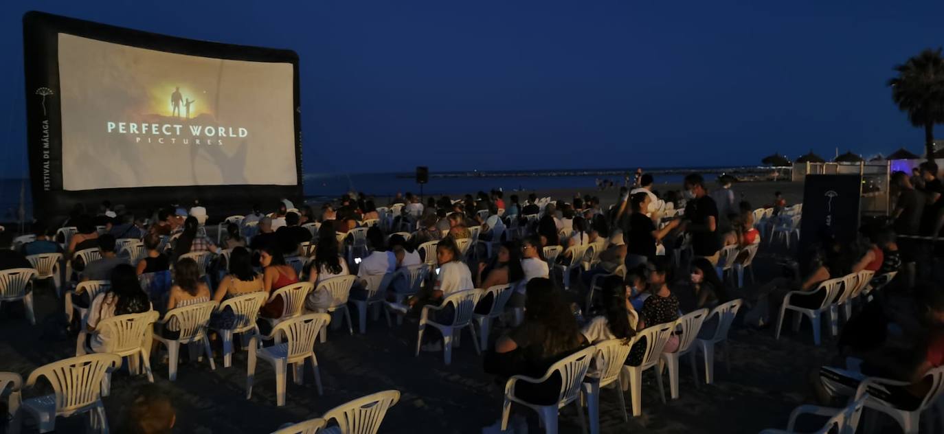 La playa de La Misericordia y el recinto Eduardo Ocón ejercieron ayer de cines 
