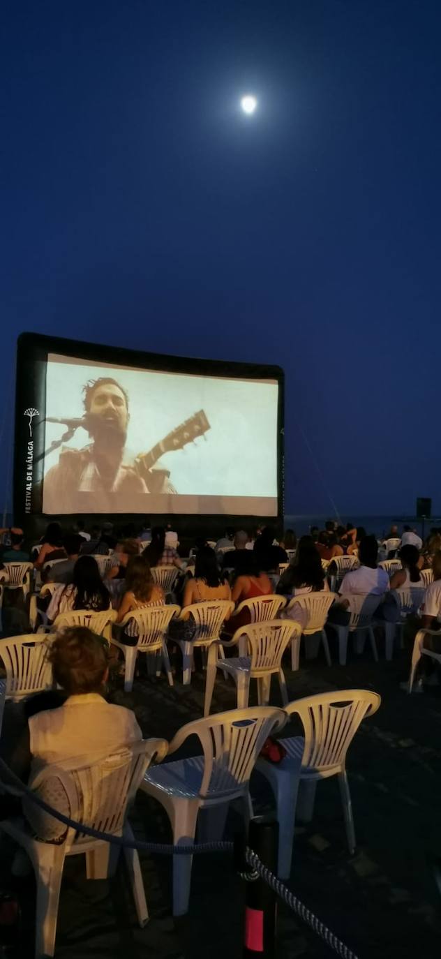 La playa de La Misericordia y el recinto Eduardo Ocón ejercieron ayer de cines 