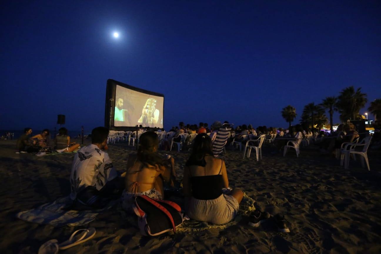 La playa de La Misericordia y el recinto Eduardo Ocón ejercieron ayer de cines 