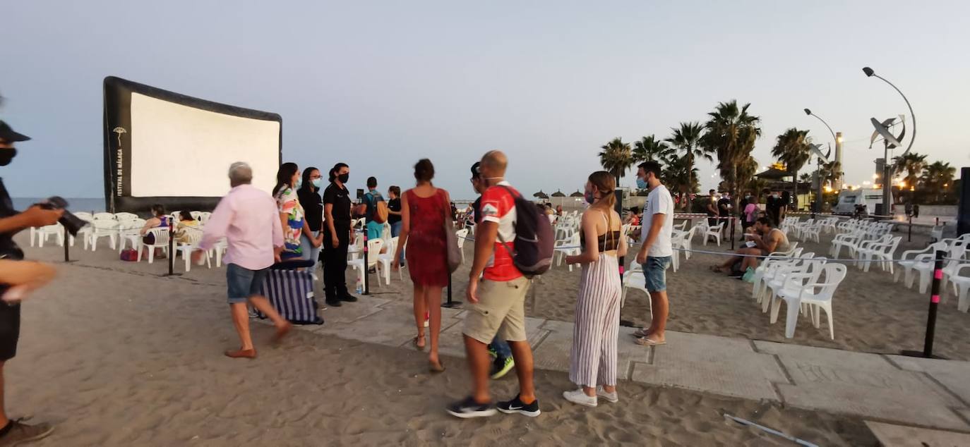 La playa de La Misericordia y el recinto Eduardo Ocón ejercieron ayer de cines 