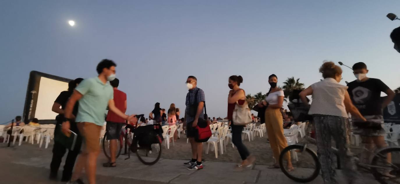 La playa de La Misericordia y el recinto Eduardo Ocón ejercieron ayer de cines 