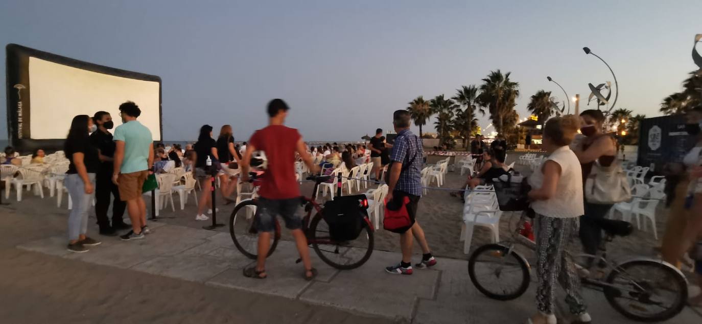 La playa de La Misericordia y el recinto Eduardo Ocón ejercieron ayer de cines 