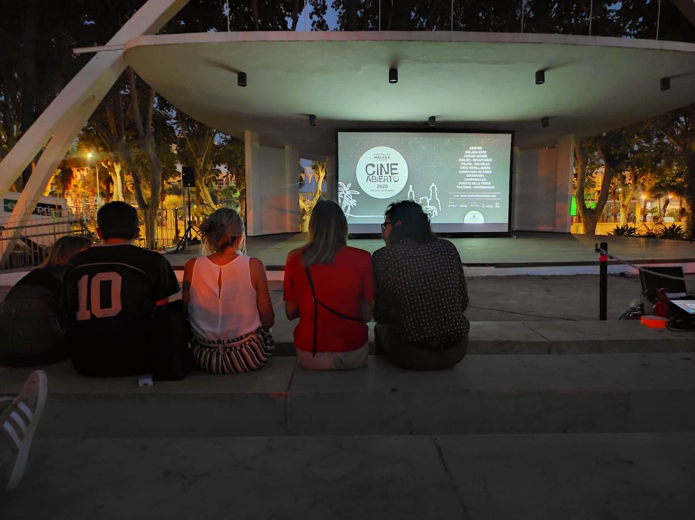 La playa de La Misericordia y el recinto Eduardo Ocón ejercieron ayer de cines 