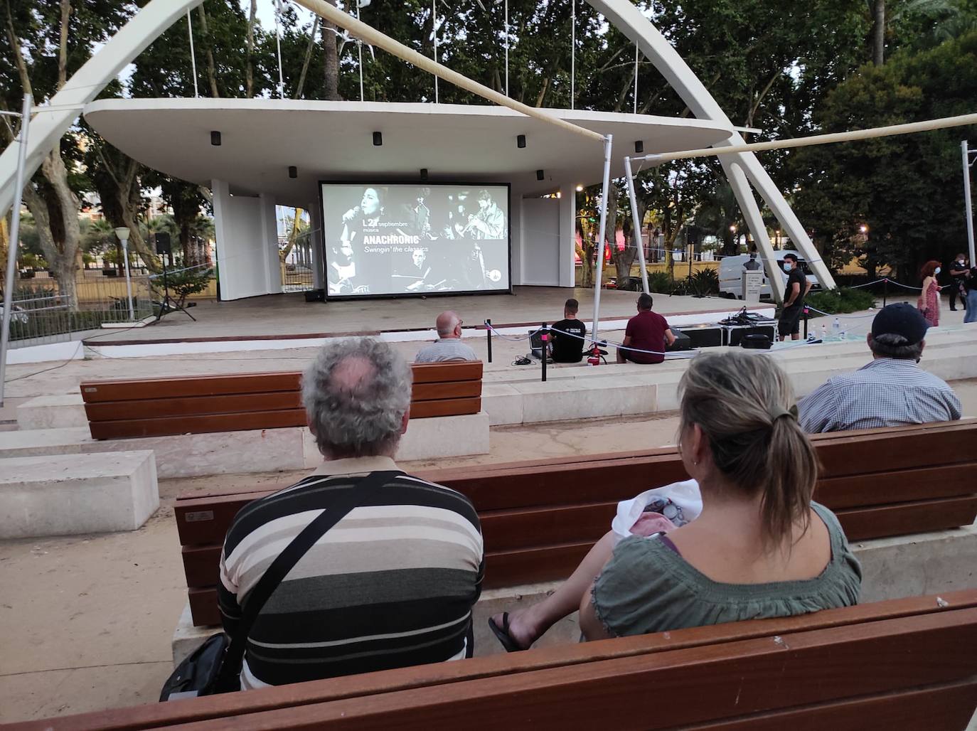 La playa de La Misericordia y el recinto Eduardo Ocón ejercieron ayer de cines 